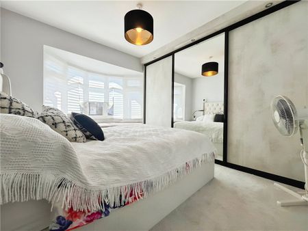 Central Avenue, Hounslow, TW3 2RJ - Photo 2