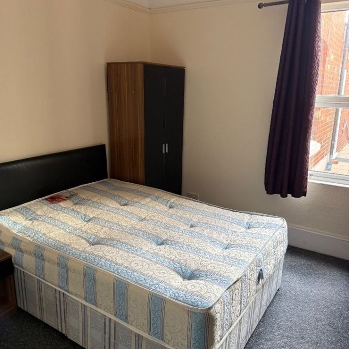Room in a Shared House, College Road, RG6 - Photo 1