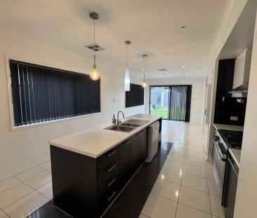 Comfortable 3-Bedroom Home in Prime Northfield Location - Photo 2