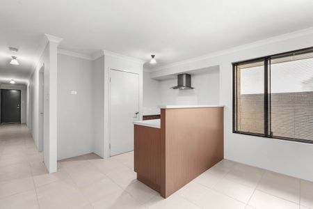 Modern 3x2 in the heart of Kelmscott - Photo 2