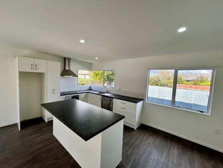 Charming 4-Bedroom Home for Rent in Hamilton East - Photo 3