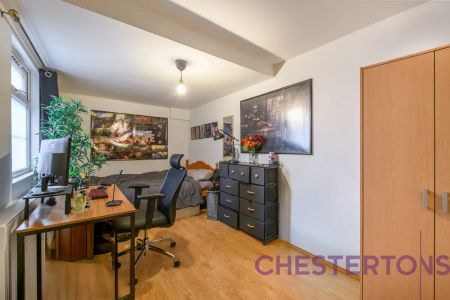 4 bedroom house in London - Photo 5