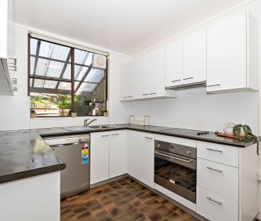 Immaculate & Spacious townhouse! - Photo 5