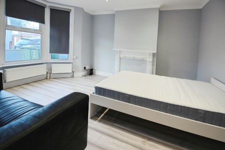 1 bedroom in a house share to rent - Photo 3