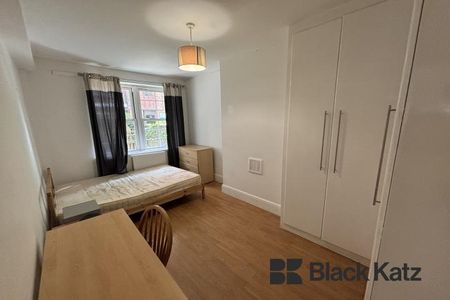 Superbly Located This Three Double Bedroomed Apartment - Photo 5