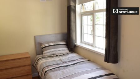 Twin bedroom in 5-bedroom apartment in Clondalkin, Dublin - Photo 2