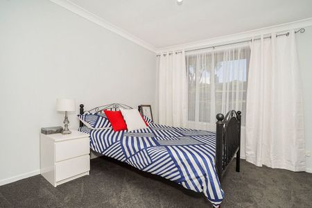 Three Bedroom House in Rutherford with Double Garage - Photo 5