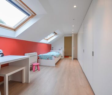 Vrijstaande villa met vier slaapkamers op perceel van ca. 1717 m² - Photo 3