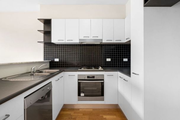 Stylish inner-city apartment over two levels! - Photo 1