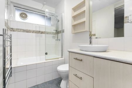 Stylish 2-Bedroom Ground-Floor Apartment in Prime Location! - Photo 4