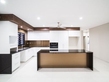 WOW! - 3 BATHROOM - 2 KITCHENS - EXECUTIVE HOME WITH SOLAR ! - Photo 4