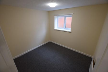 3 bedroom end of terrace house to rent - Photo 2
