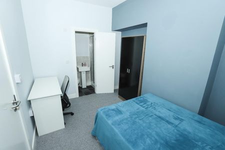 5 bedroom Flat To Let - Photo 3