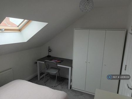 1 bedroom in a house share to rent - Photo 2