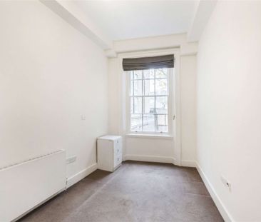 This studio flat benefits from a charming kitchenette area and is s... - Photo 6