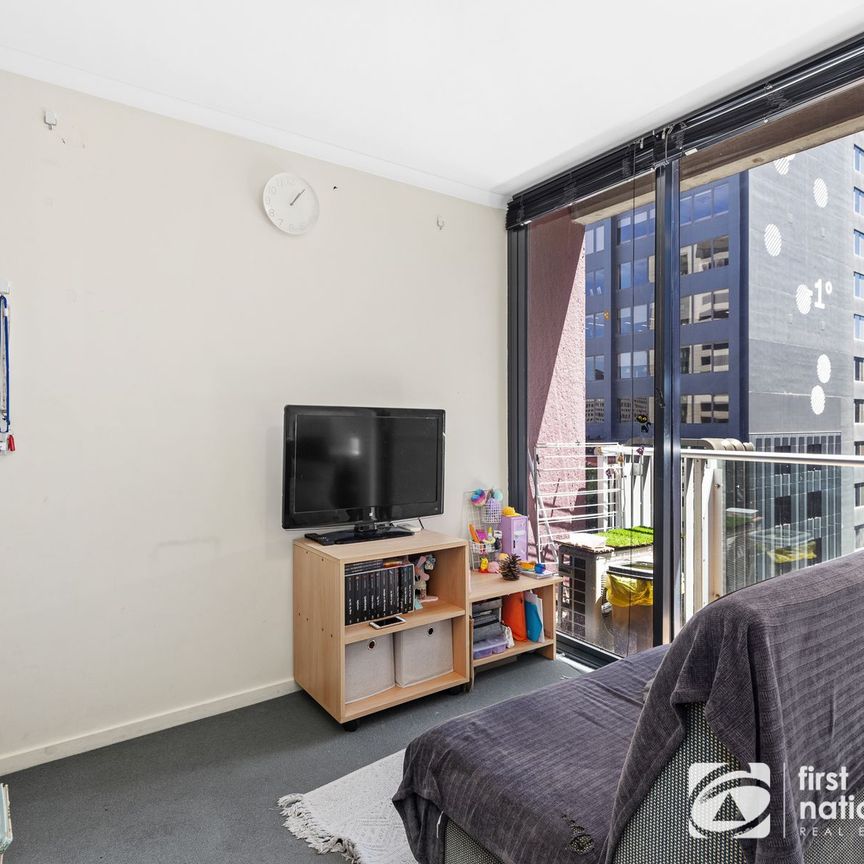 Furnished 2 bedroom apartment! In The Heart Of Melbourne CBD! - Photo 1