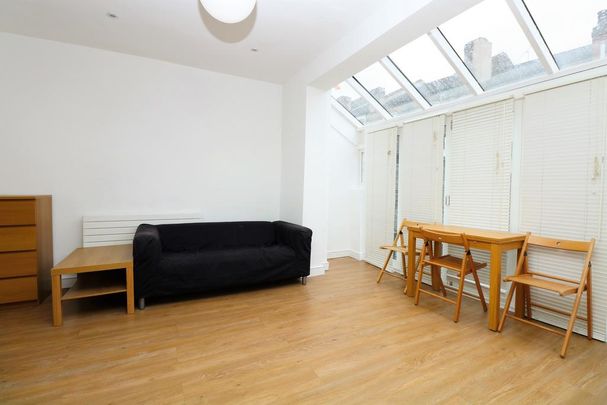 4 bedroom flat to rent - Photo 1