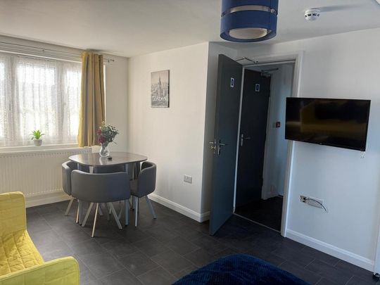 1 bedroom in a house share to rent - Photo 1