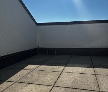 Charmante 3.5-Zimmer-Dachwohnung mit Panoramablick in Biel - Photo 4