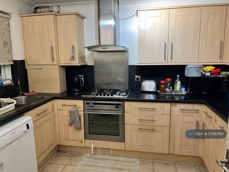 4 bedroom semi-detached house to rent - Photo 5