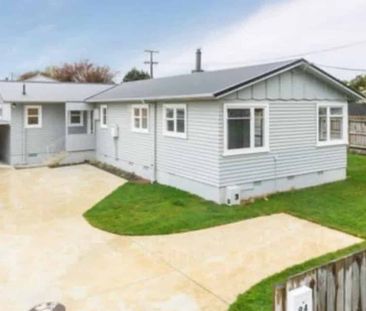 Feilding Flair - Chic, Updated Home with Unmatched Appeal! - Photo 5