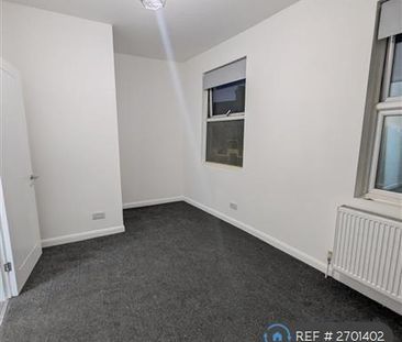 1 bedroom in a flat share to rent - Photo 3