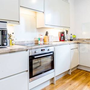 Spacious 4 bed 2 bath within a private modern development mins to ucl - Photo 2