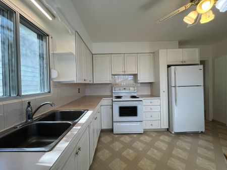 Spacious 4 Bedroom Home In Desirable Highlands – Character, Comfort & Convenience! - Photo 4