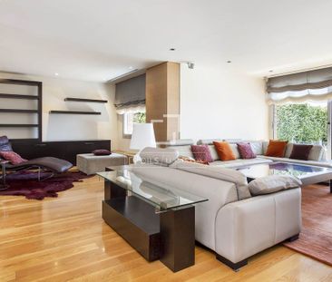 Barcelona, Catalonia 08017 - Photo 1