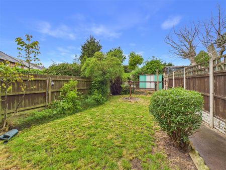 3 bedroom Semi-detached house to rent - Photo 2