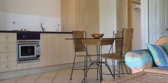 Fully-furnished beachside apartment - walk to The Strand and local cafes - Photo 2