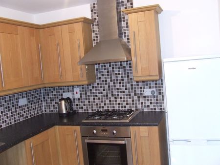 4 Bed Semi-Detached House, Alderglen Road, M8 - Photo 2
