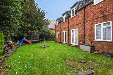 2 Bedroom Flat - Photo 2