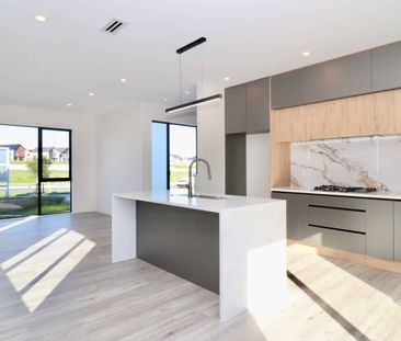 Stylish 4 Bedrooms Family Home in Karaka Village - Photo 1