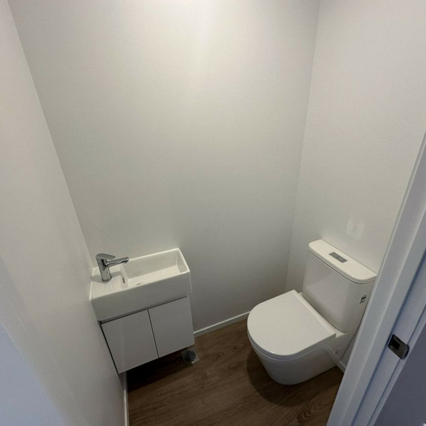 Perfectly located townhouse with stunning views! - Photo 1