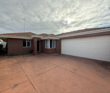 Spacious & Private Home with Easy-Care Yard - Close to Everything! - Photo 2