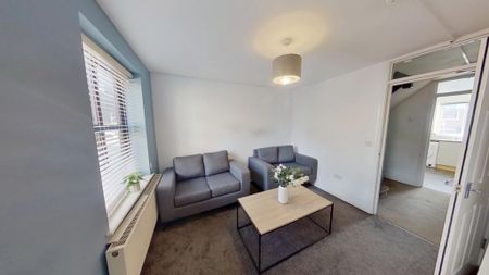4 bedroom semi-detached house to rent - Photo 2