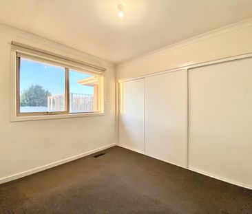3/5 Pine Tree Avenue, Glen Waverley VIC 3150 - Townhouse For Rent |... - Photo 3