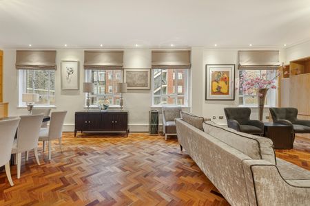 A Lateral Two-Bedroom Apartment Overlooking Grosvenor Square - Photo 2