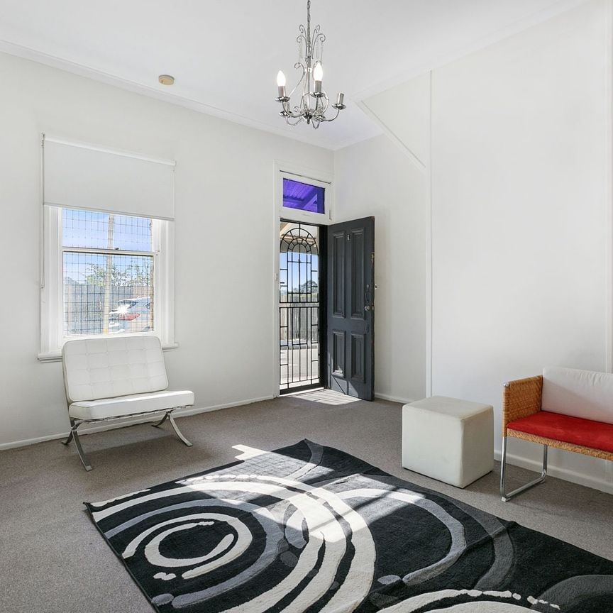 Clean oversized one bedroom, plus study! - Photo 1