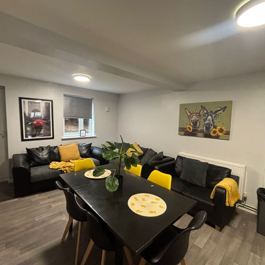 18 Albert Square, NG7 2FH, NOTTINGHAM - Photo 1