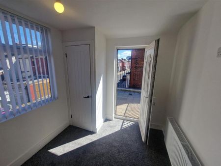 3 bedroom end of terrace house to rent - Photo 4