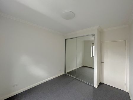 Brand new carpet, three bright rooms with windows, and two parking spaces - Photo 5