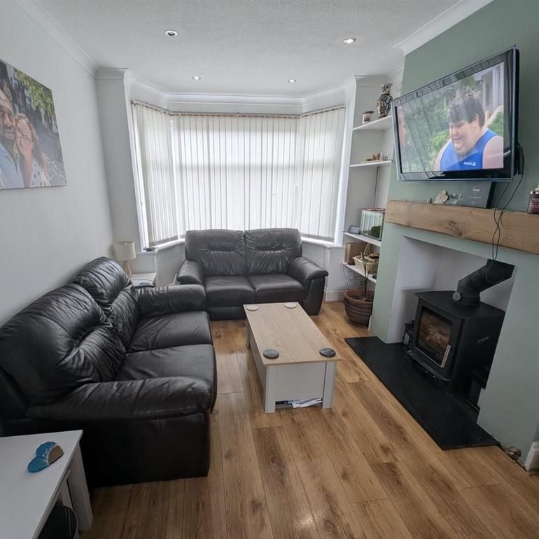 3 bedroom semi-detached house to rent - Photo 1