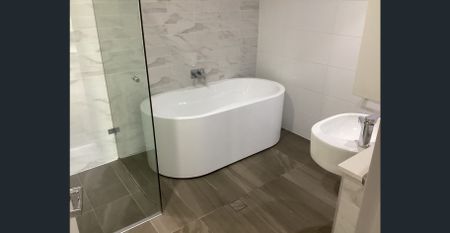 Large courtyard Ground Floor apartment 2Bed 2 Bath - Photo 3