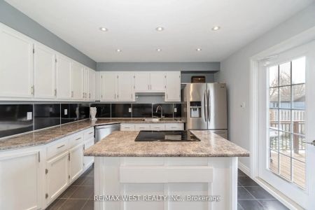 75 Wright Crescent #Upper - Photo 2