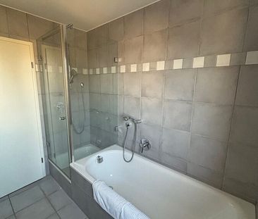 Möblierte 2-ZKB-Wohnung mit EBK, Garage und Balkon im Park Vauban - Photo 5