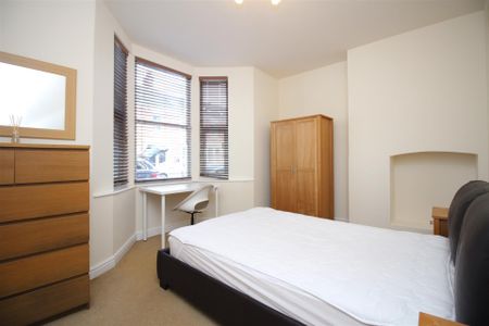 3 bedroom Student Flat to rent in Glenthorn Road, Jesmond, Newcastle Upon Tyne - Photo 4