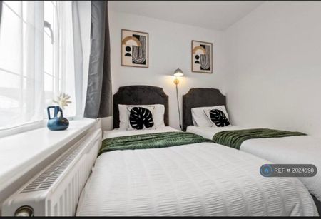 4 bedroom semi-detached house to rent - Photo 5