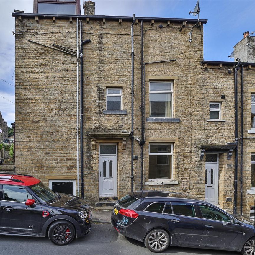 3 bed terraced house to rent in George Street, Greetland, Halifax - Photo 1